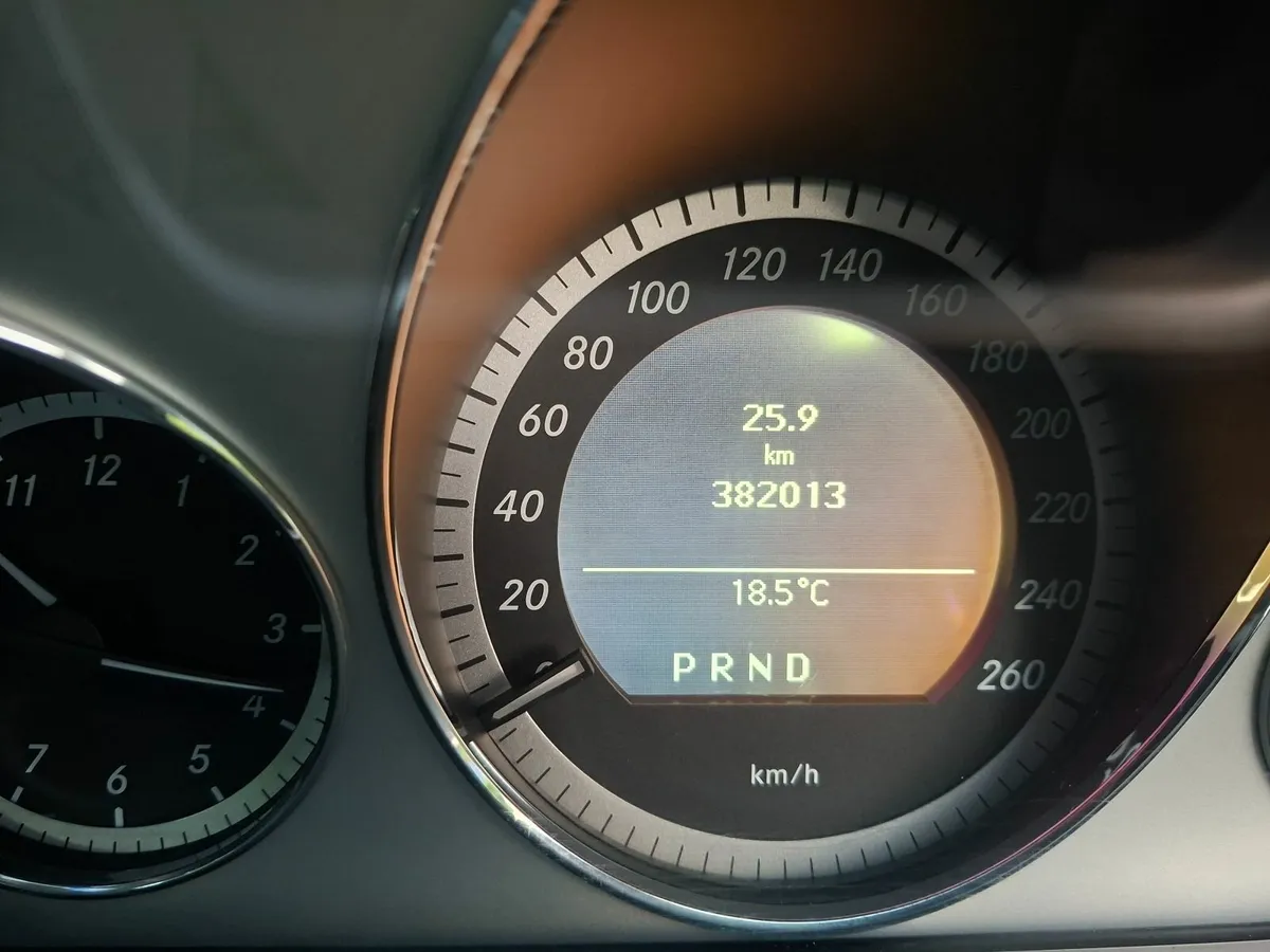 Mercedes-Benz E-Class 2010 - Image 4