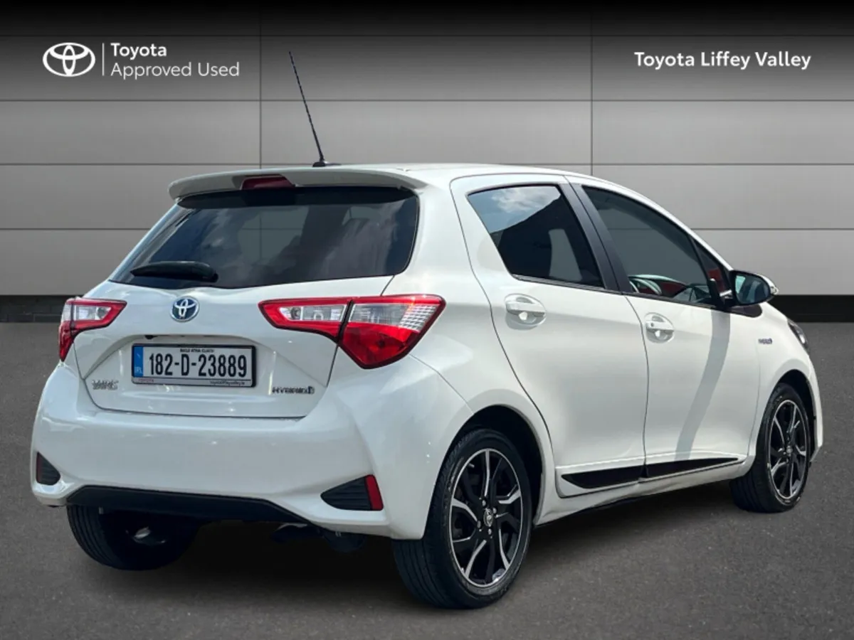 Toyota Yaris HYBRID DESIGN AUTO - Image 2