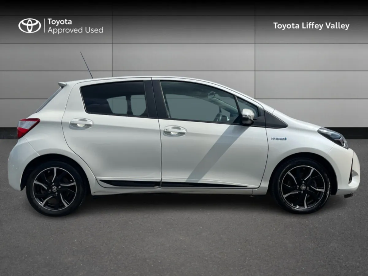 Toyota Yaris HYBRID DESIGN AUTO - Image 3