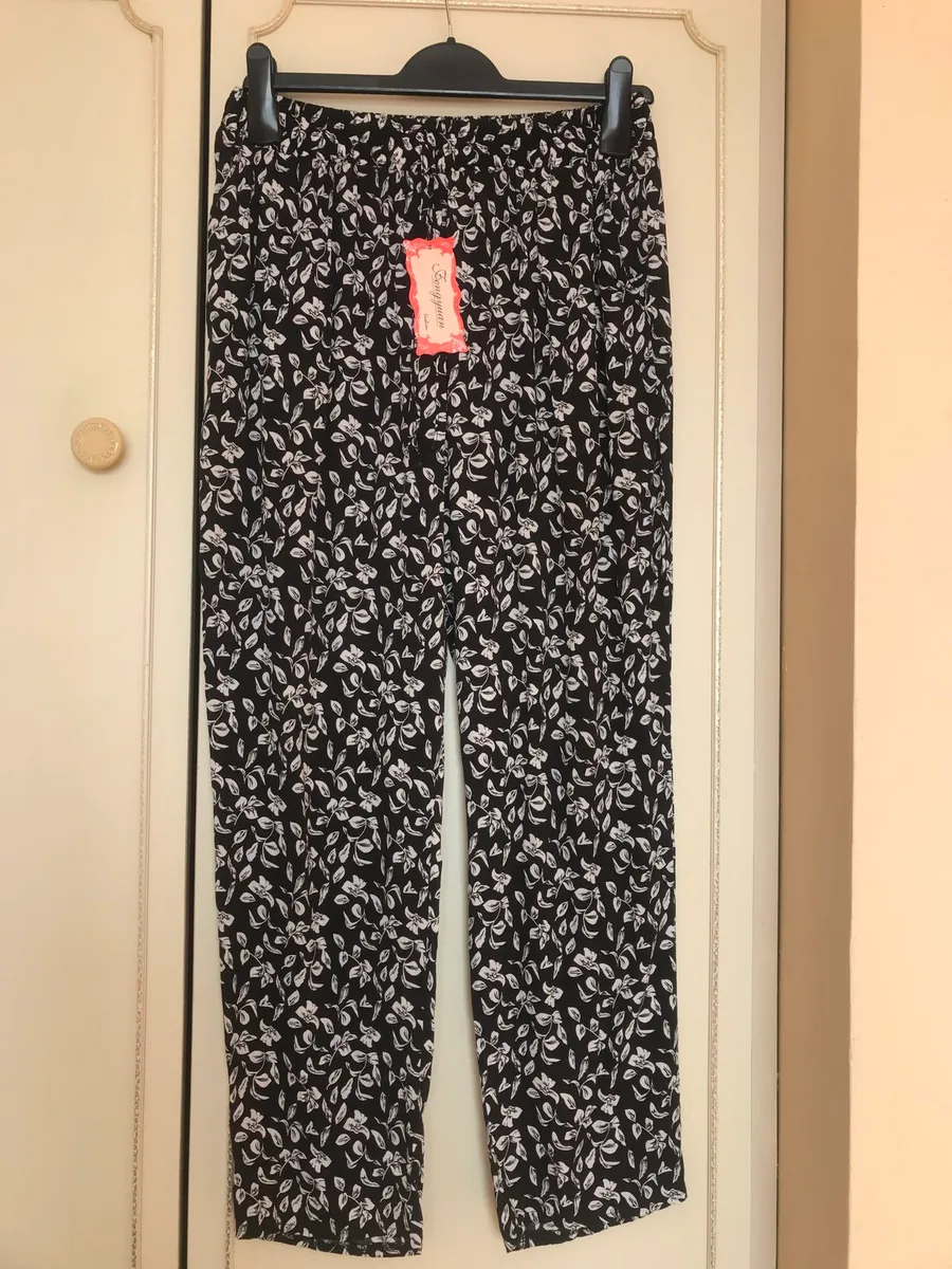 New Black & White Lightweight Trousers & Top €8 - Image 1