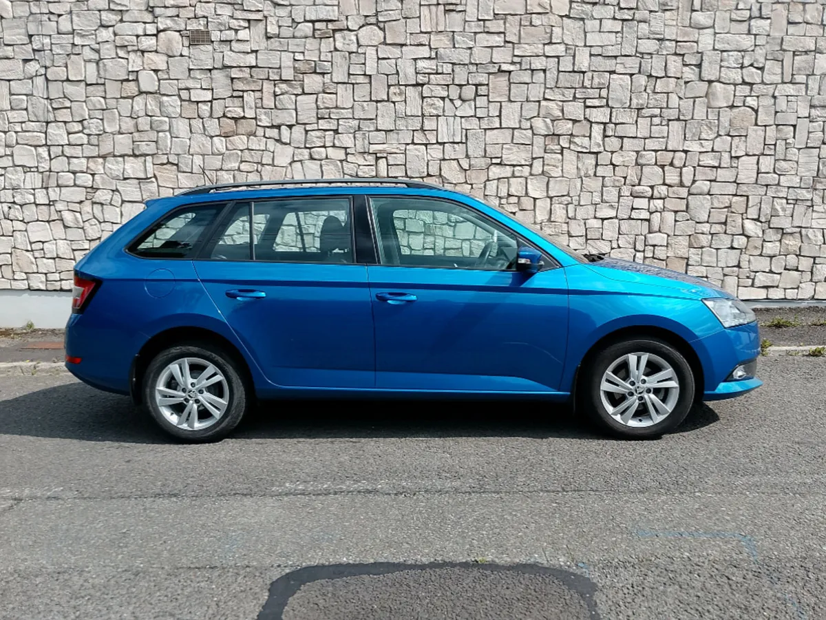 Skoda Fabia COM AMB 1.0mpi 75HP 4DR - Image 2