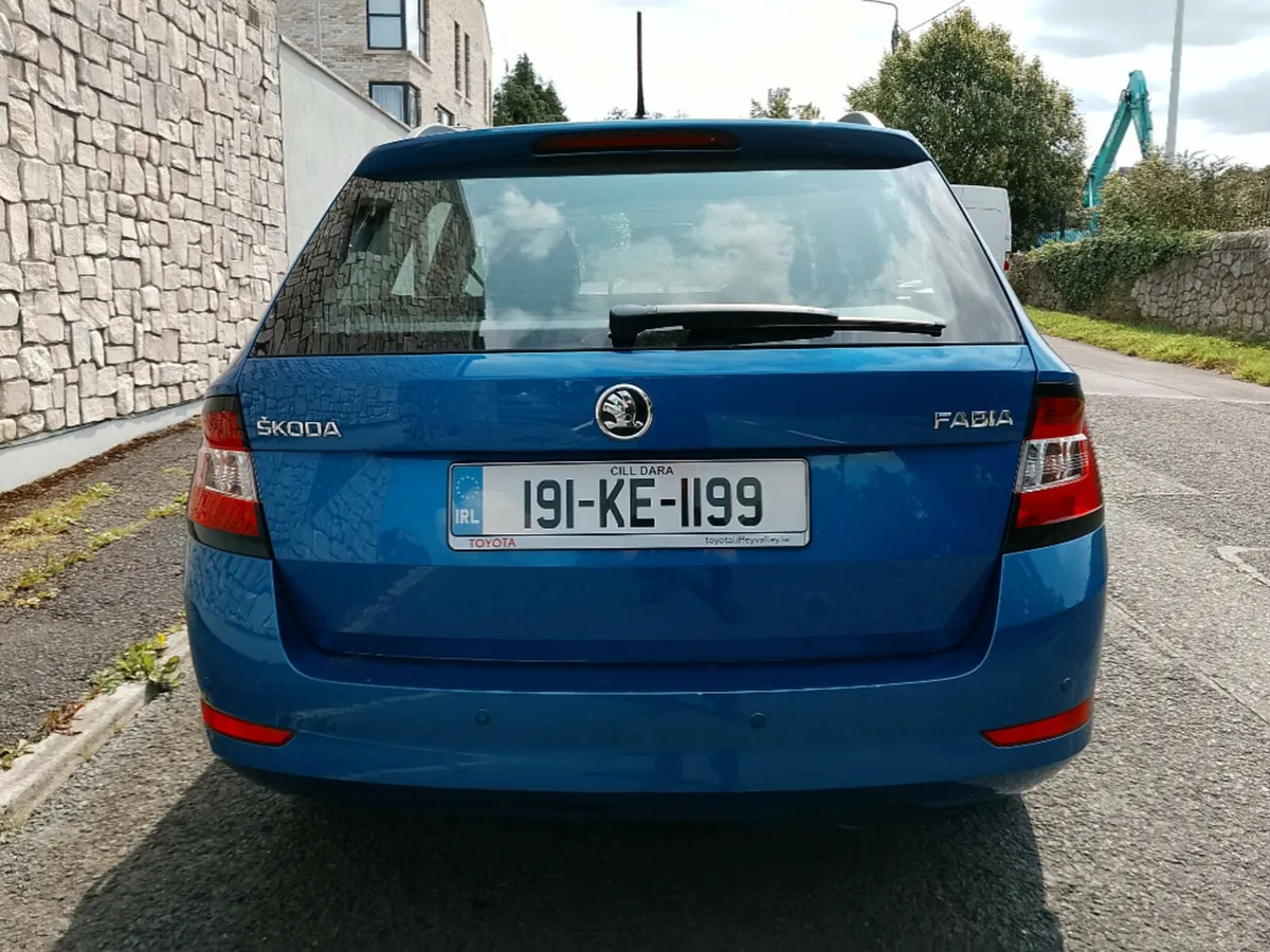 Skoda Fabia COM AMB 1.0mpi 75HP 4DR - Image 3