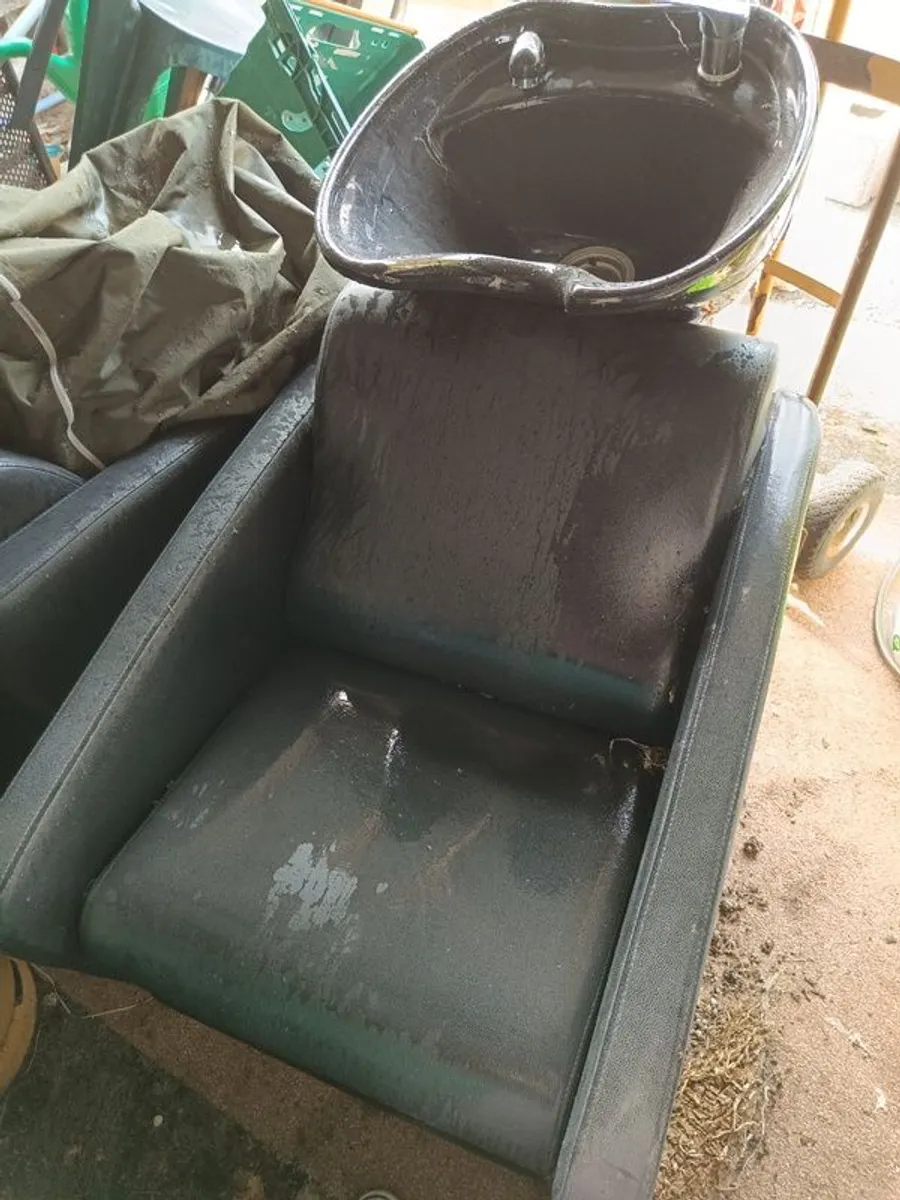 Hairdressing basin and chair set
