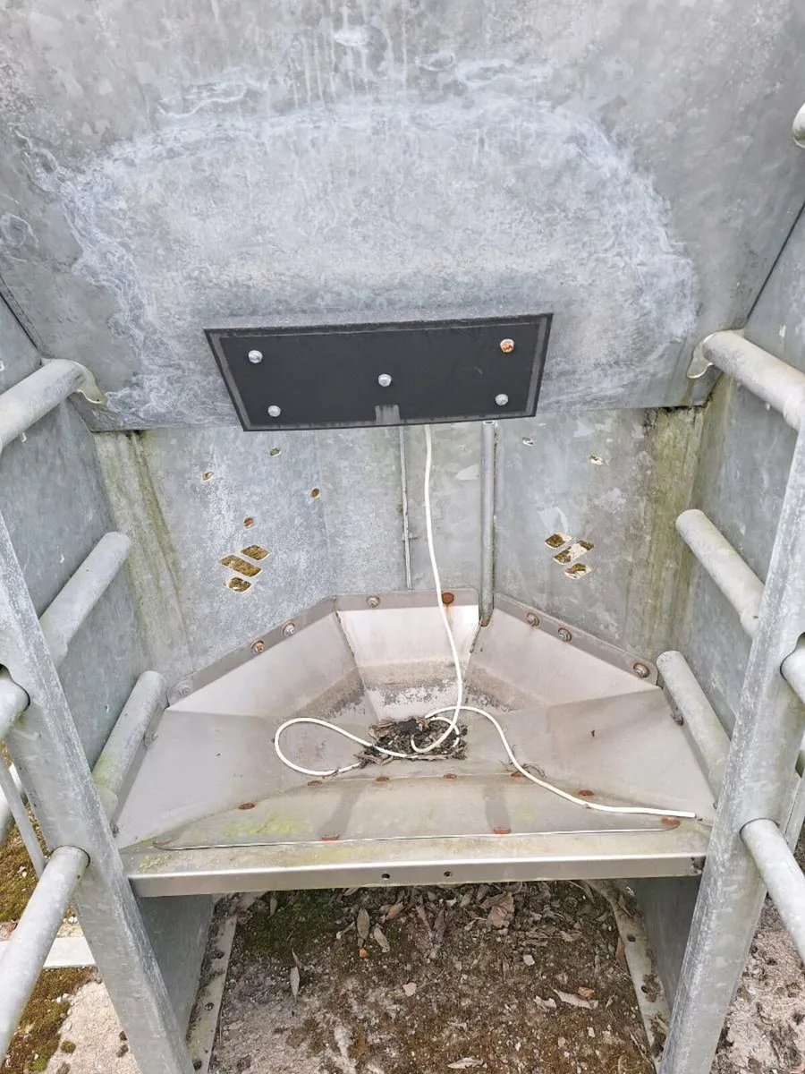 Out of parlour feeders (Fullwood) - Image 4