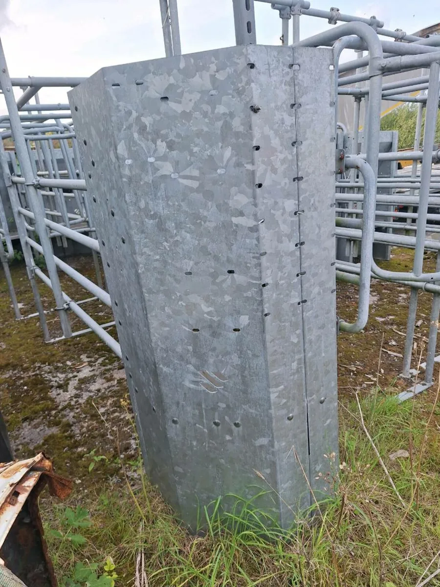 Out of parlour feeders (Fullwood) - Image 3