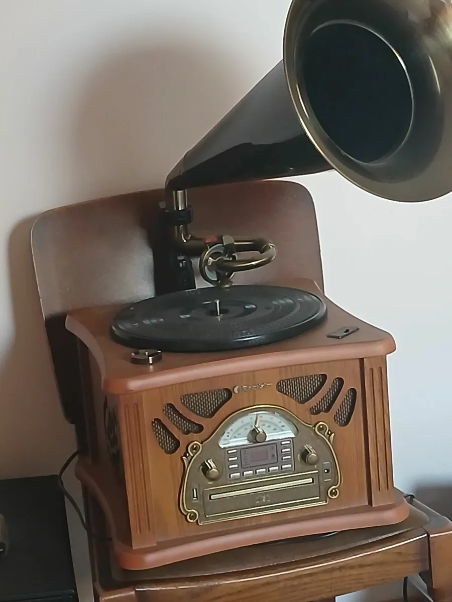 Retro vintage gramophone - Image 4