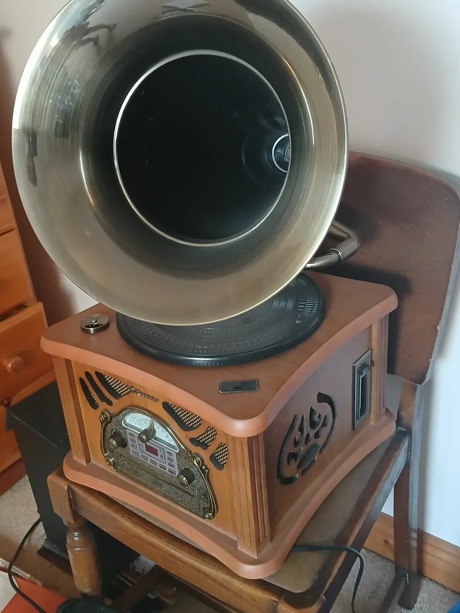 Retro vintage gramophone - Image 2