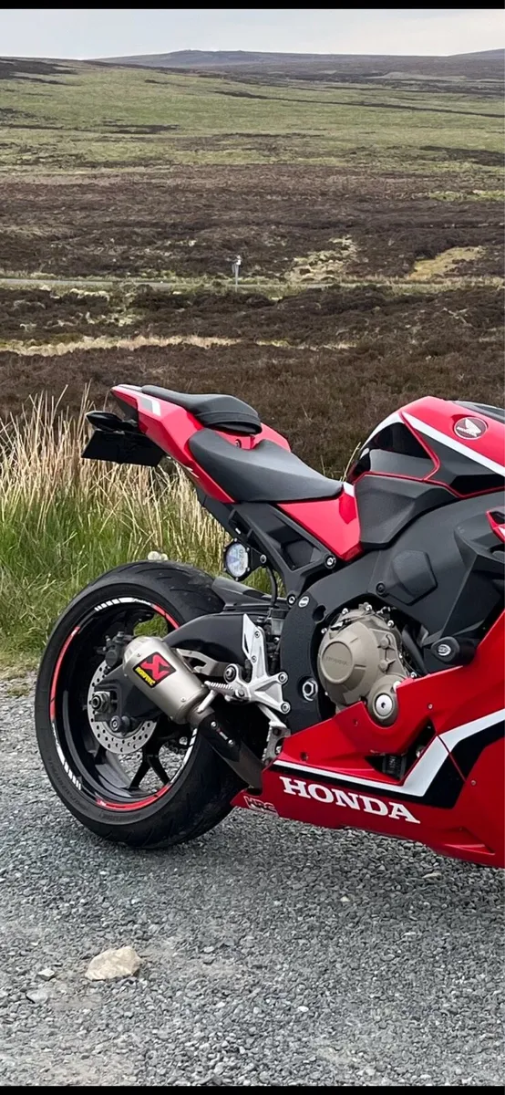 Honda Fireblade sc77 akrapovic titanium exhaust - Image 1