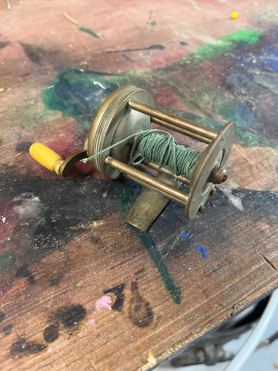 Vintage fishing reel - Image 1