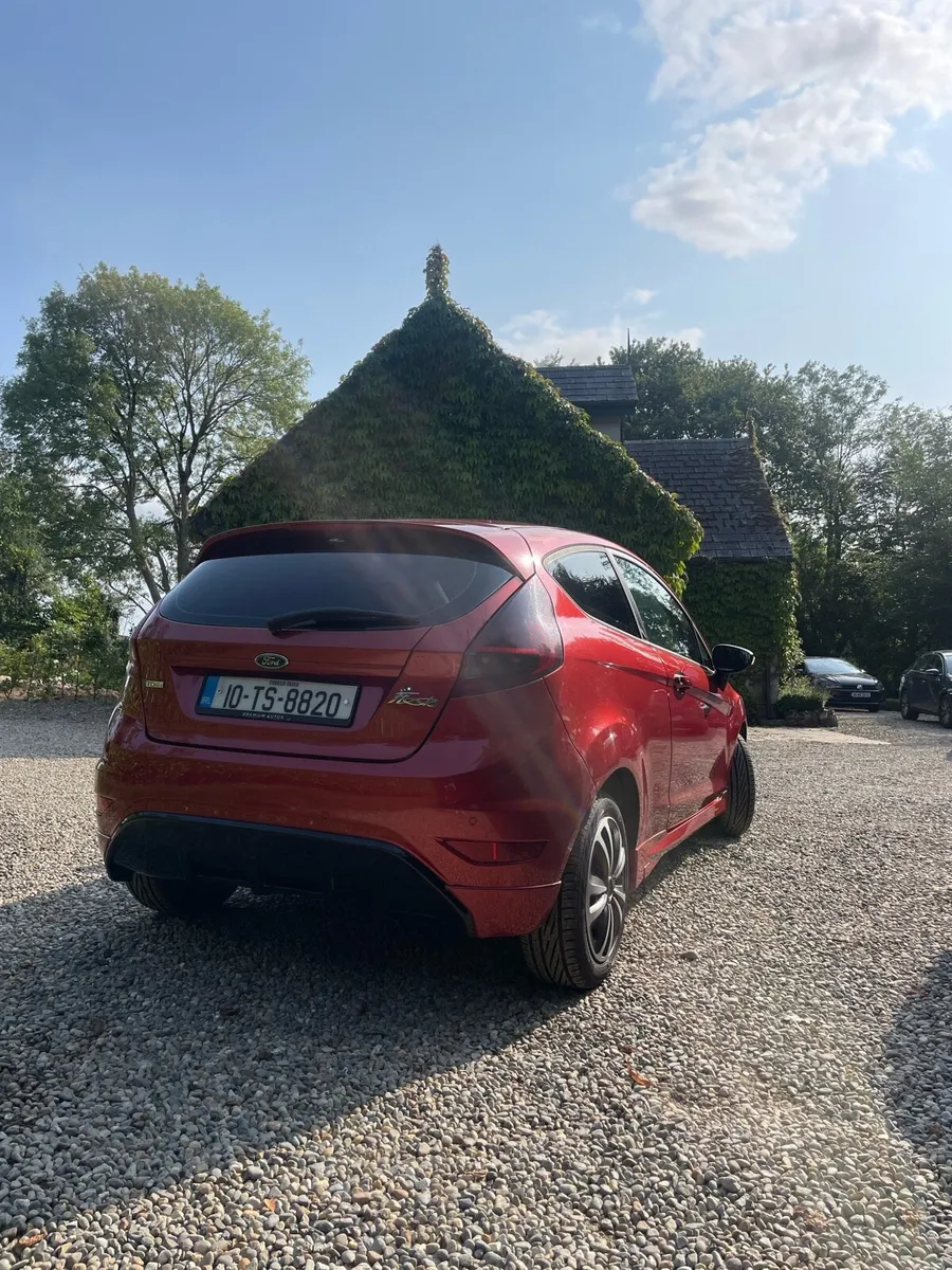 Ford Fiesta 2010 - Image 2