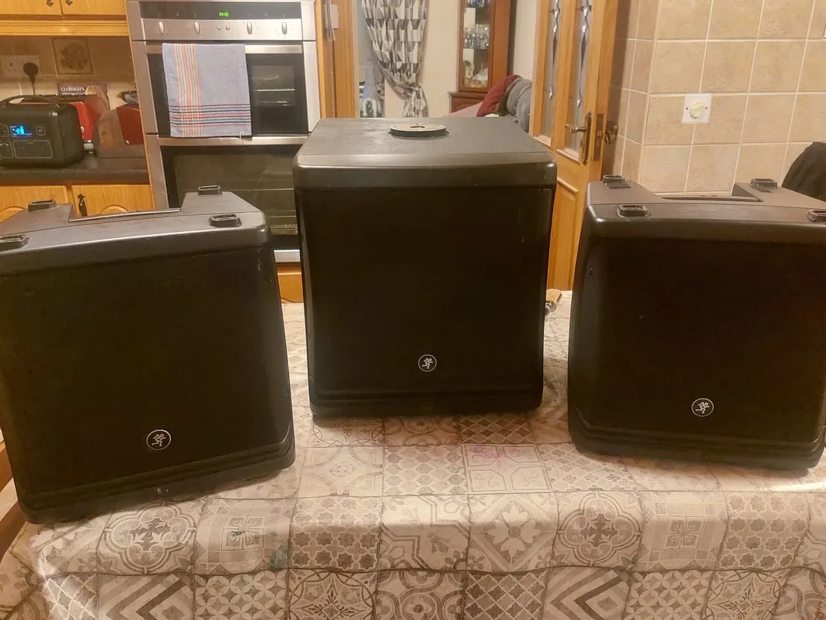 Makie  dlm powered  sound  system