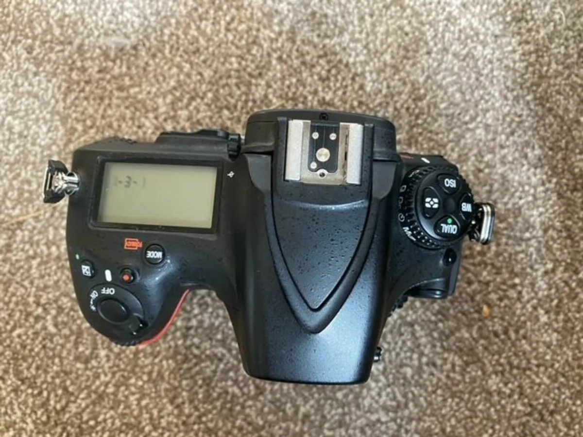 Nikon 810 body only - Image 4