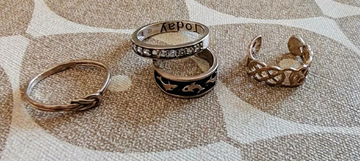 4 silver rings - Image 1