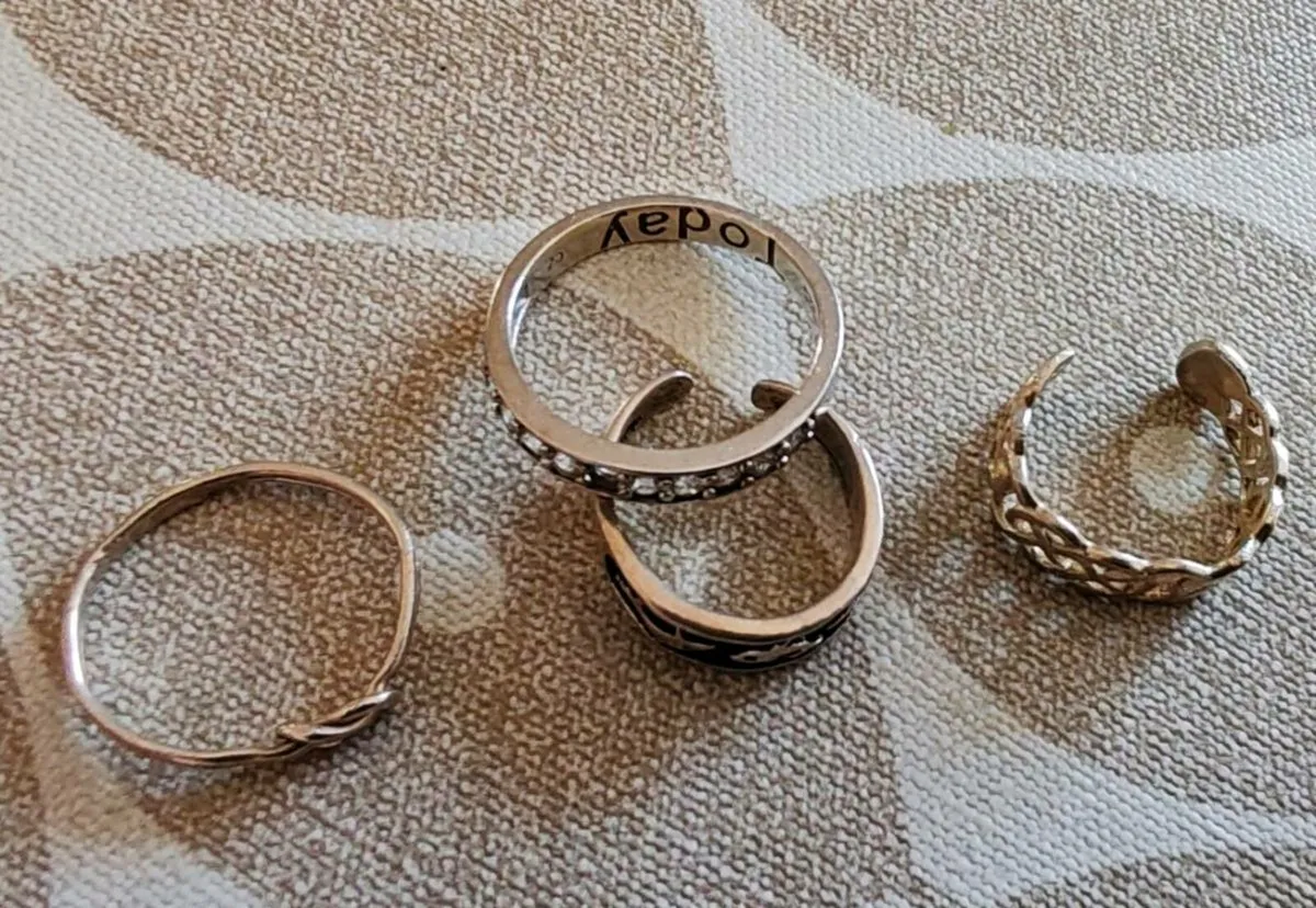 4 silver rings - Image 2