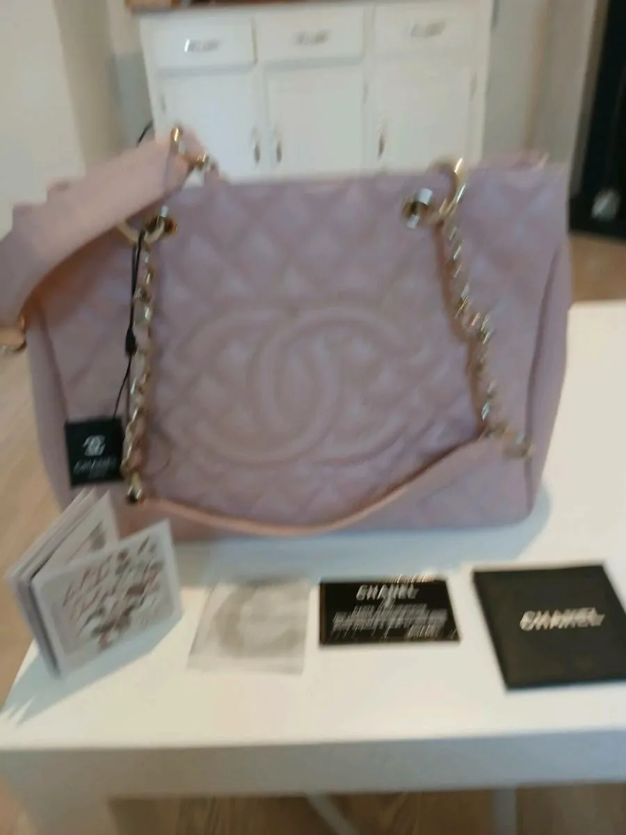 CHANEL BAG . NEVER USED. - Image 1