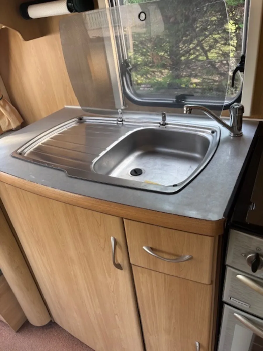 Lunar Clubman 475-2 CK  2 Berth Caravan - Image 4