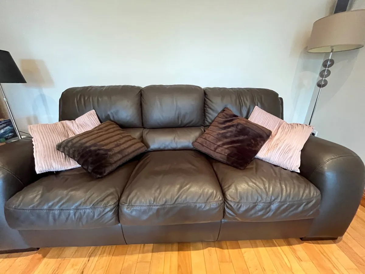 3 seater leather couch - Image 1