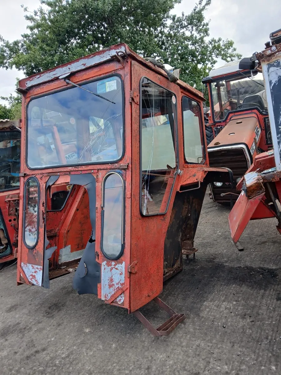 Tractor cabs and loaders - Image 1