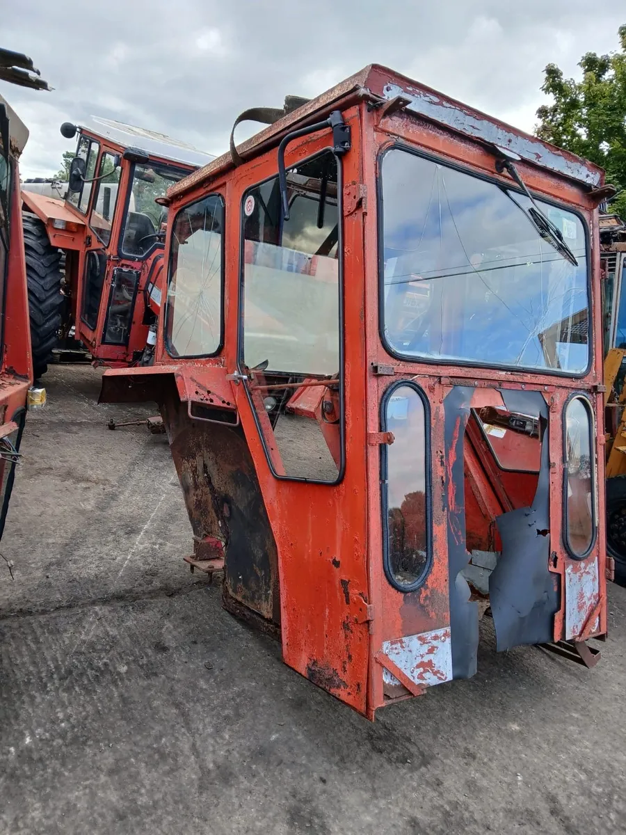 Tractor cabs and loaders - Image 2