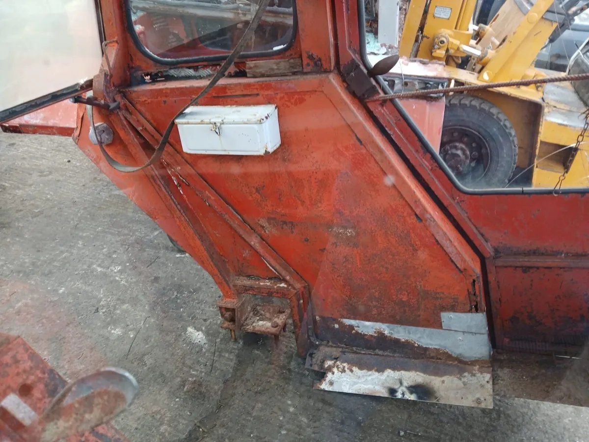 Tractor cabs and loaders - Image 3