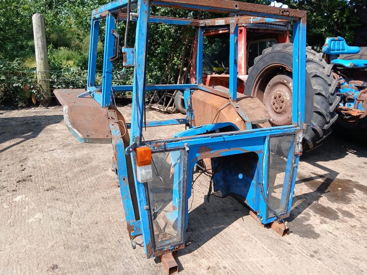 Tractor cabs and loaders - Image 4
