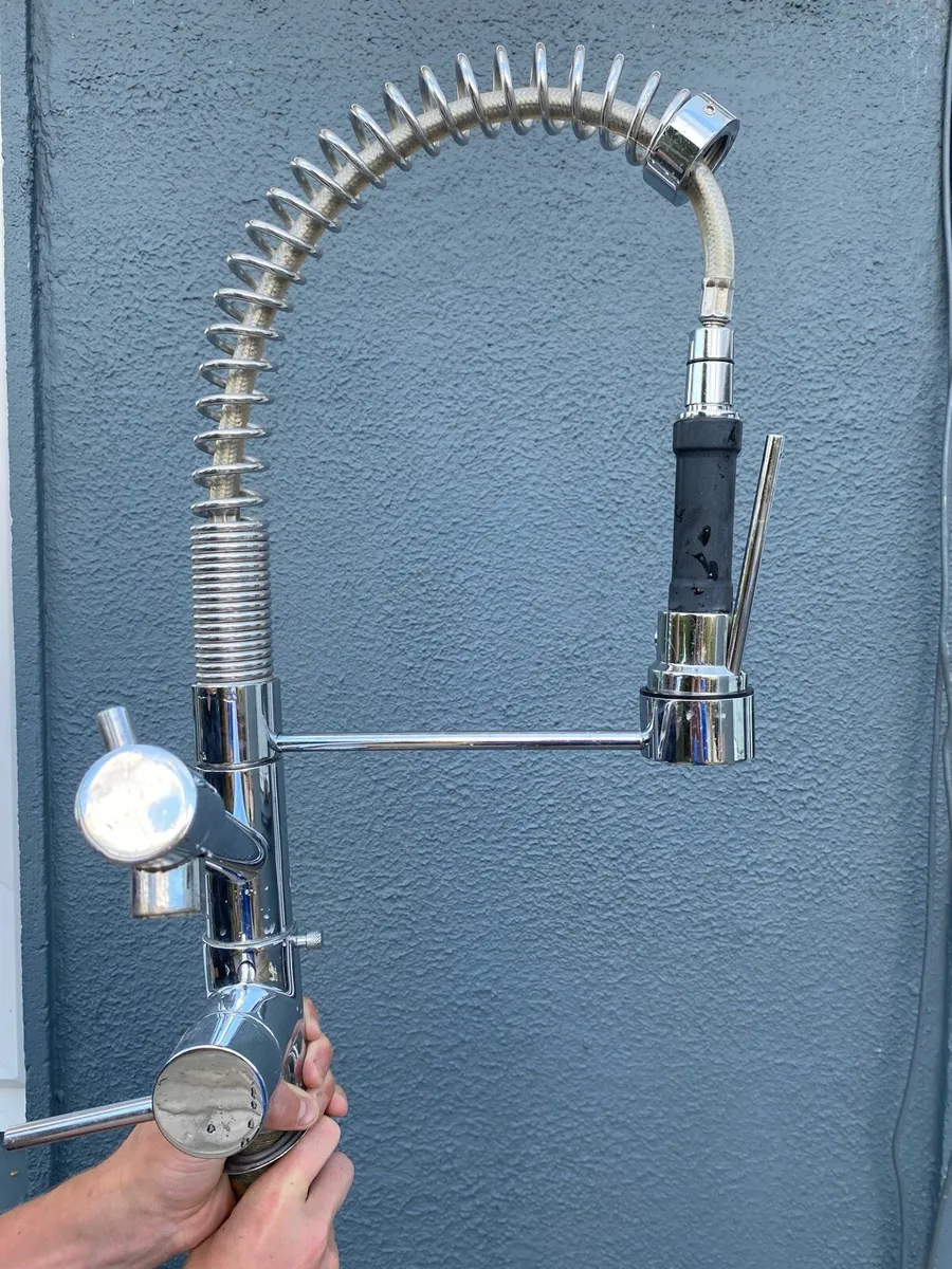 Chrome kitchen tap with removable sprayer - Image 2