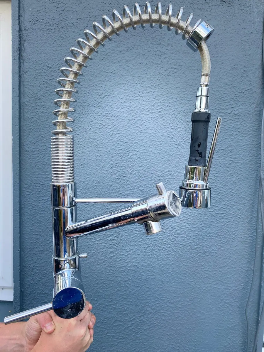 Chrome kitchen tap with removable sprayer - Image 3