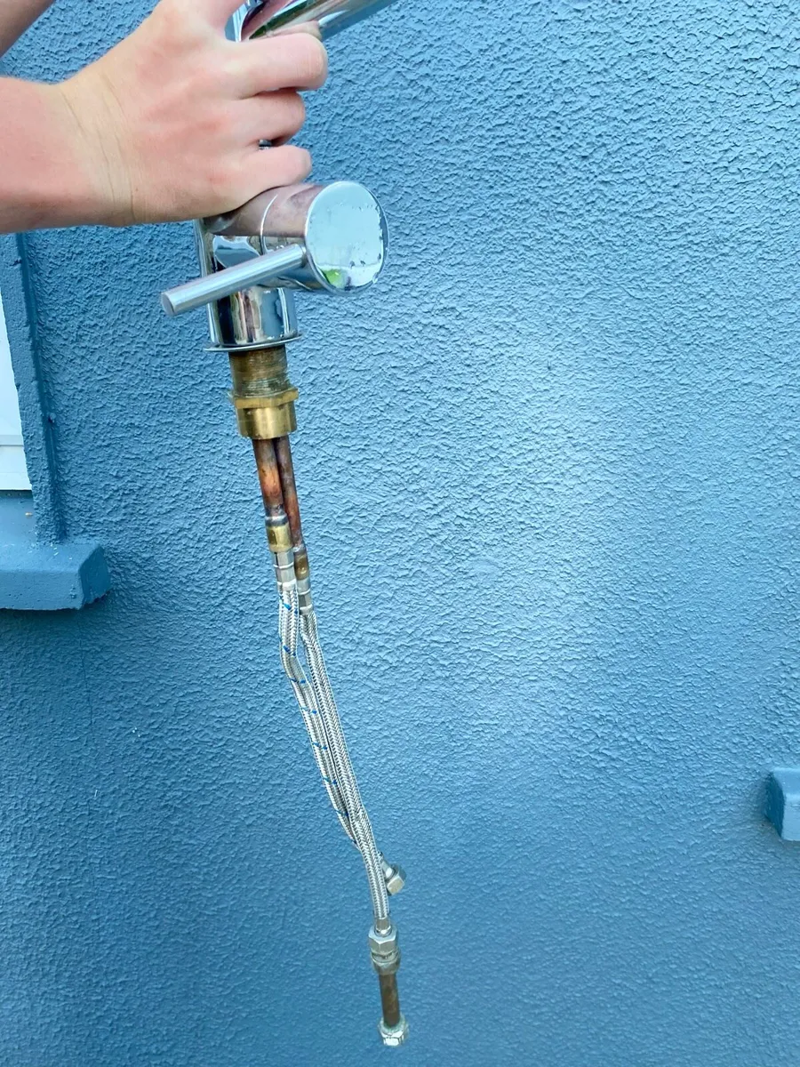 Chrome kitchen tap with removable sprayer - Image 4
