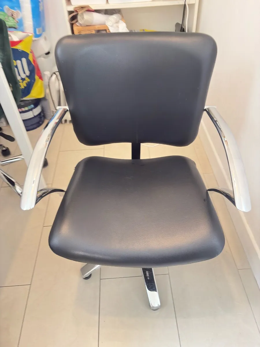 Hairdresser chair - Image 1