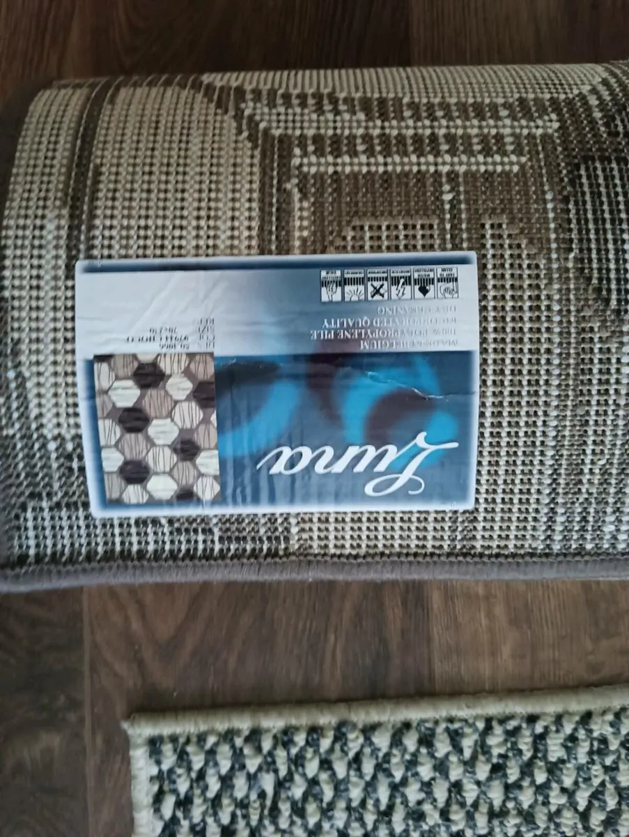 Beautiful new runner,never used unwanted gift - Image 4