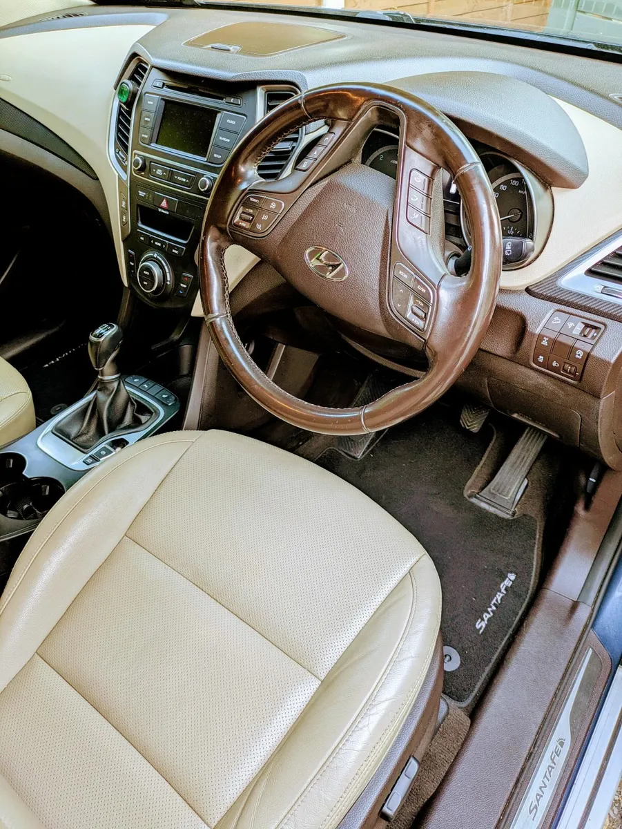 2017 Hyundai Santa Fe  7 Seater 4x4 - Image 2