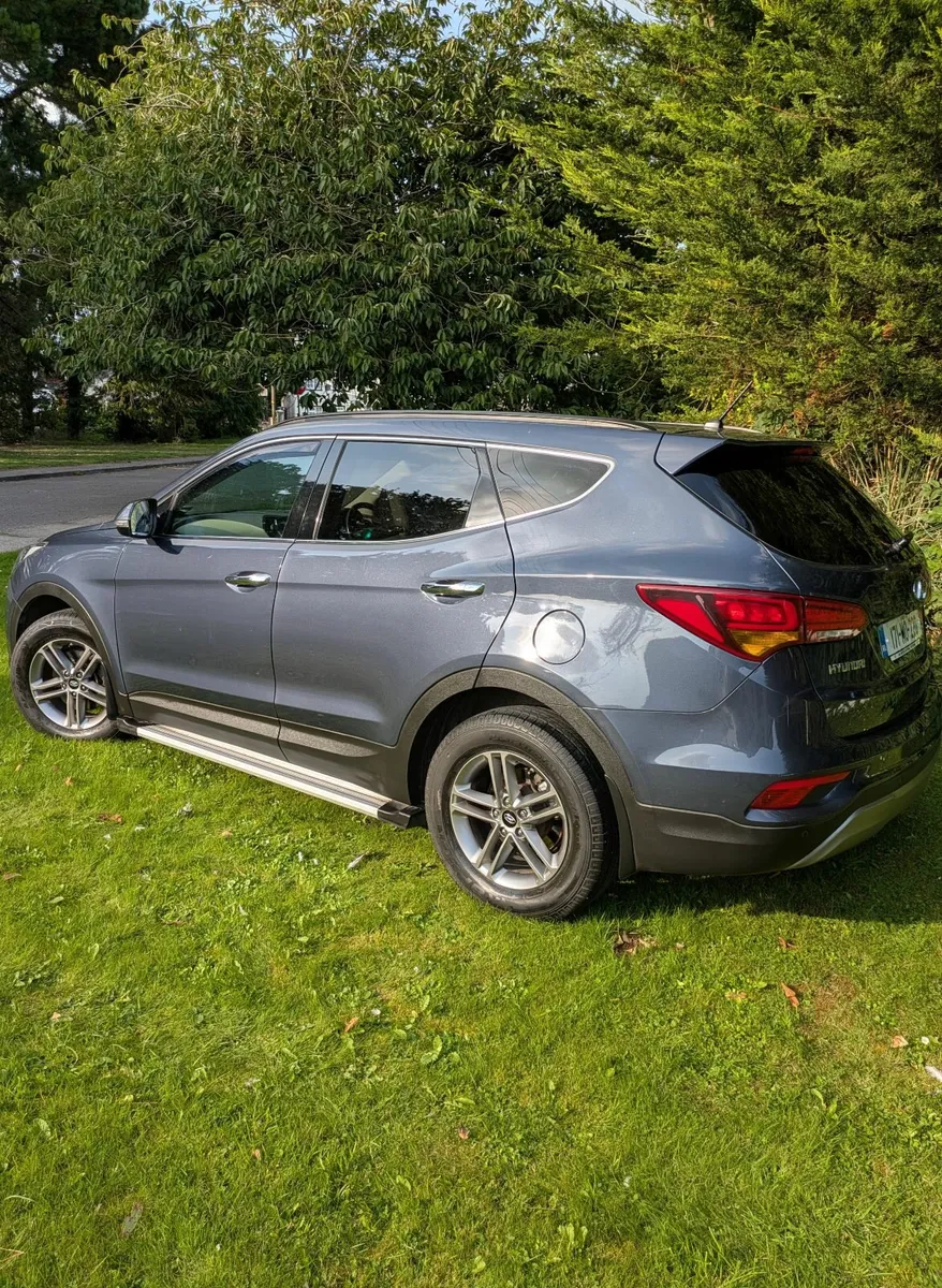 2017 Hyundai Santa Fe  7 Seater 4x4 - Image 4