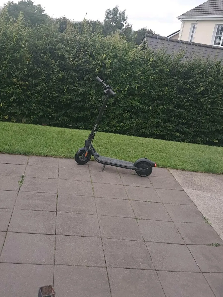 Ninebot F2  e scooter - Image 2
