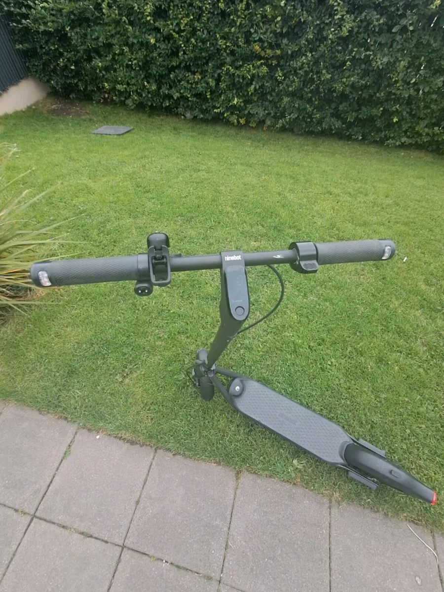 Ninebot F2  e scooter - Image 3