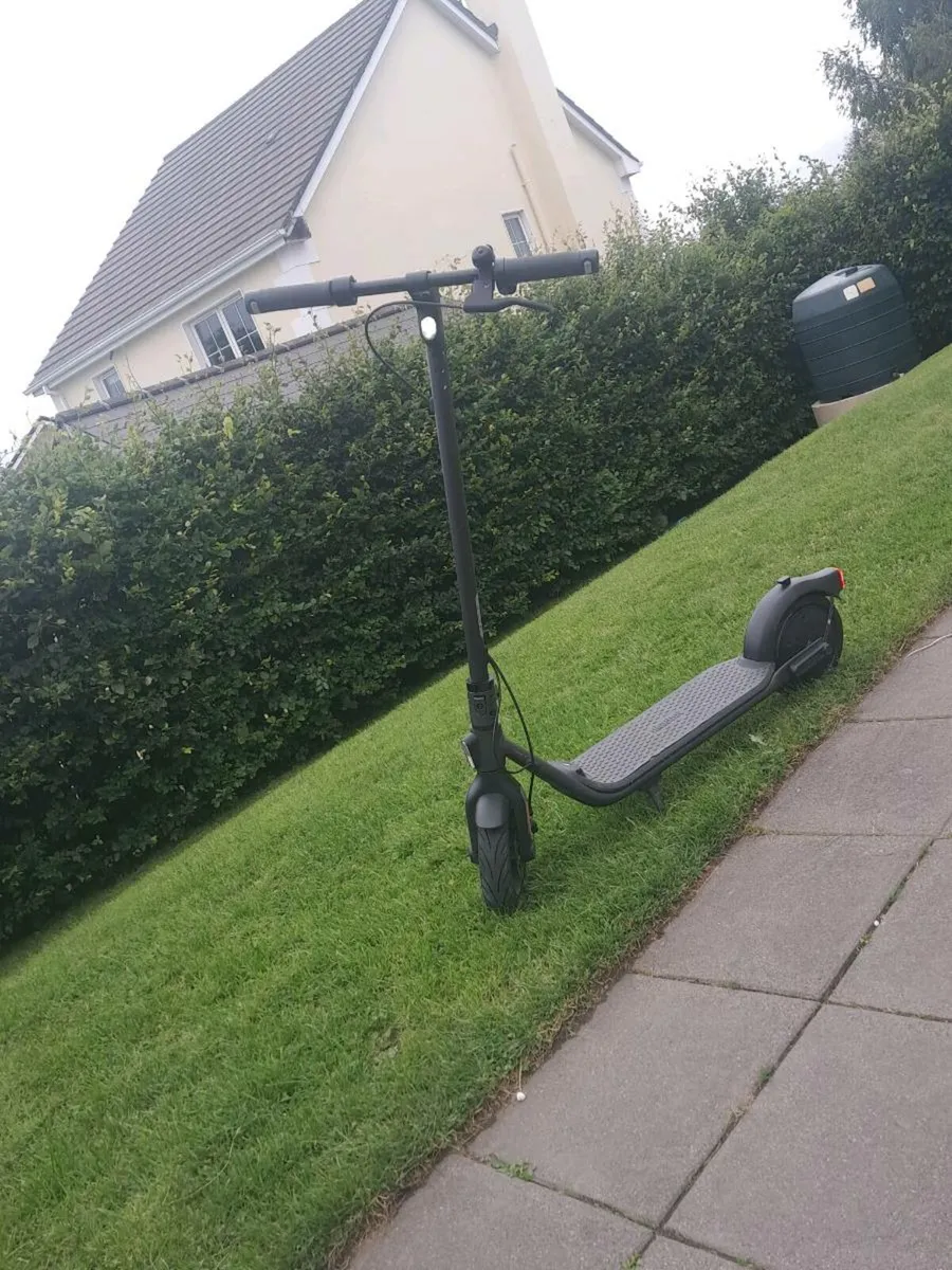 Ninebot F2  e scooter - Image 4
