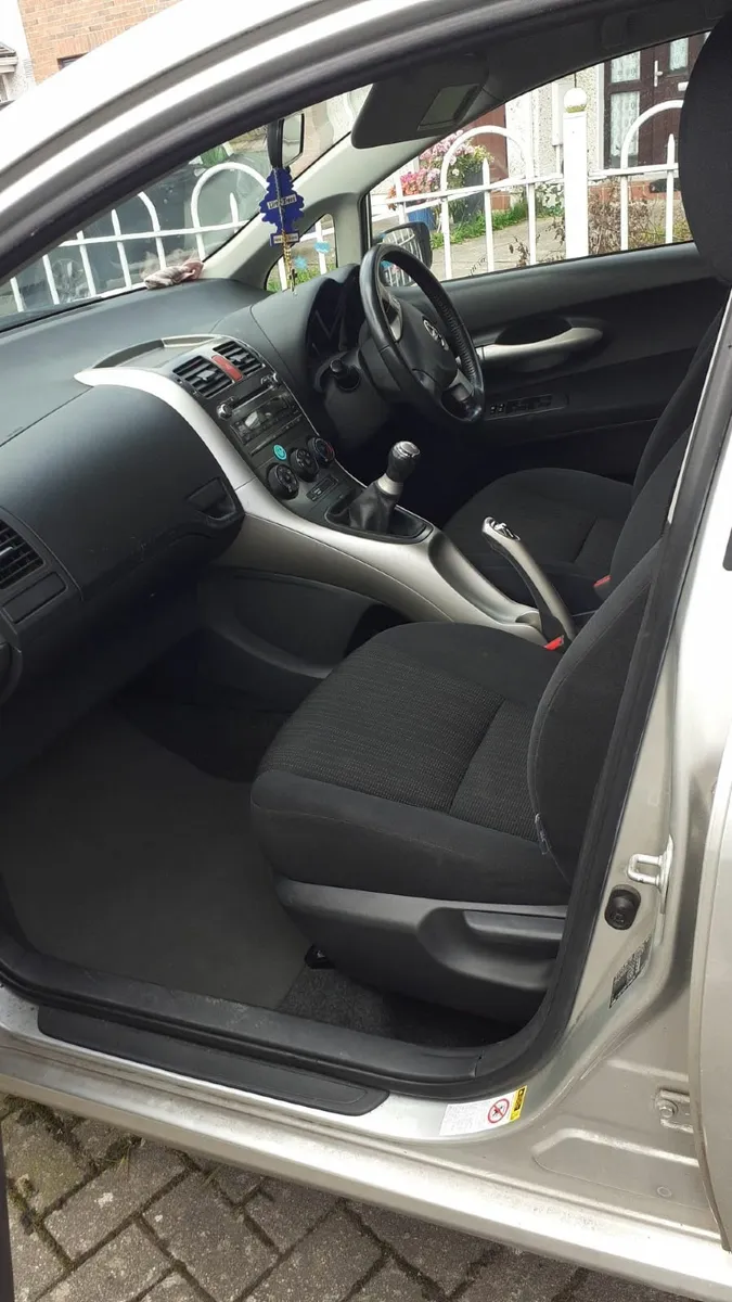 Toyota Auris 2007 - Image 2