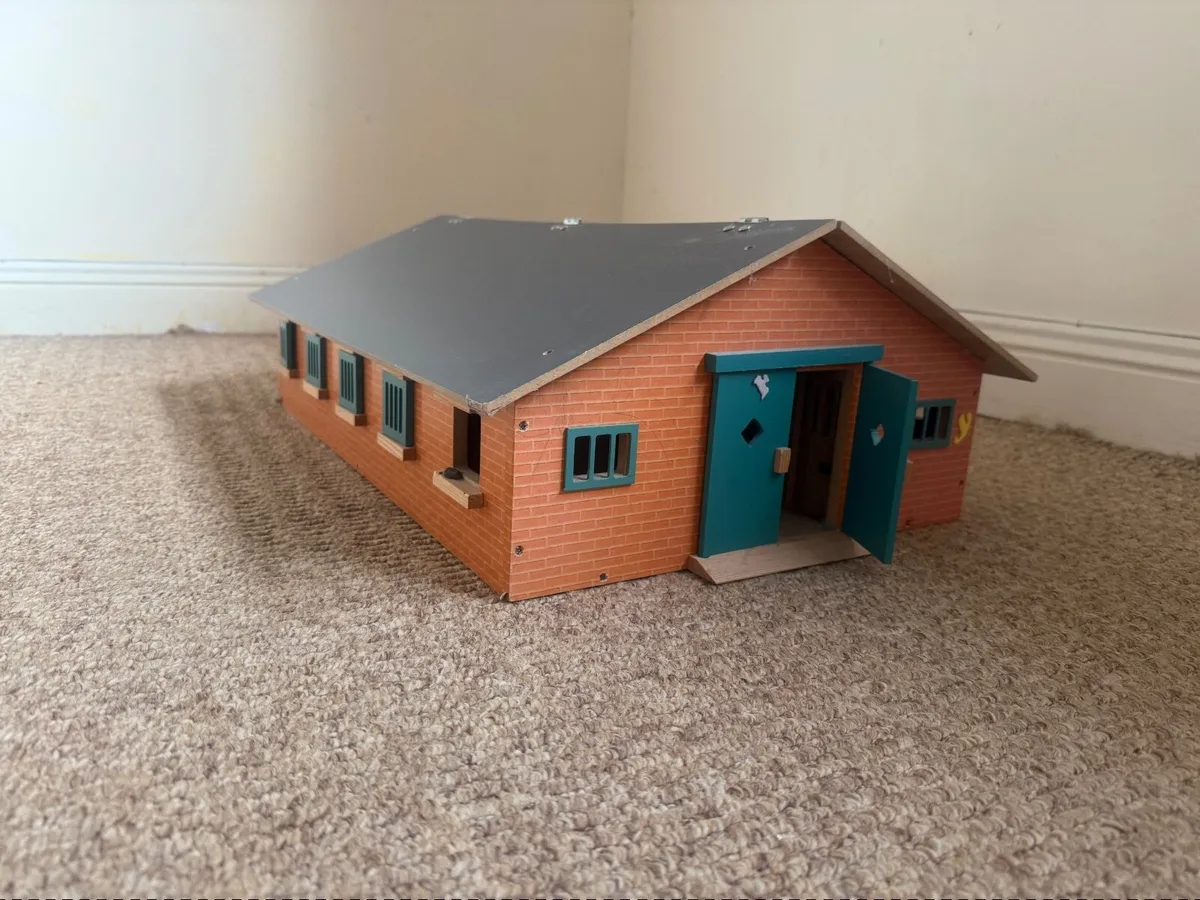 horse stable - Image 1