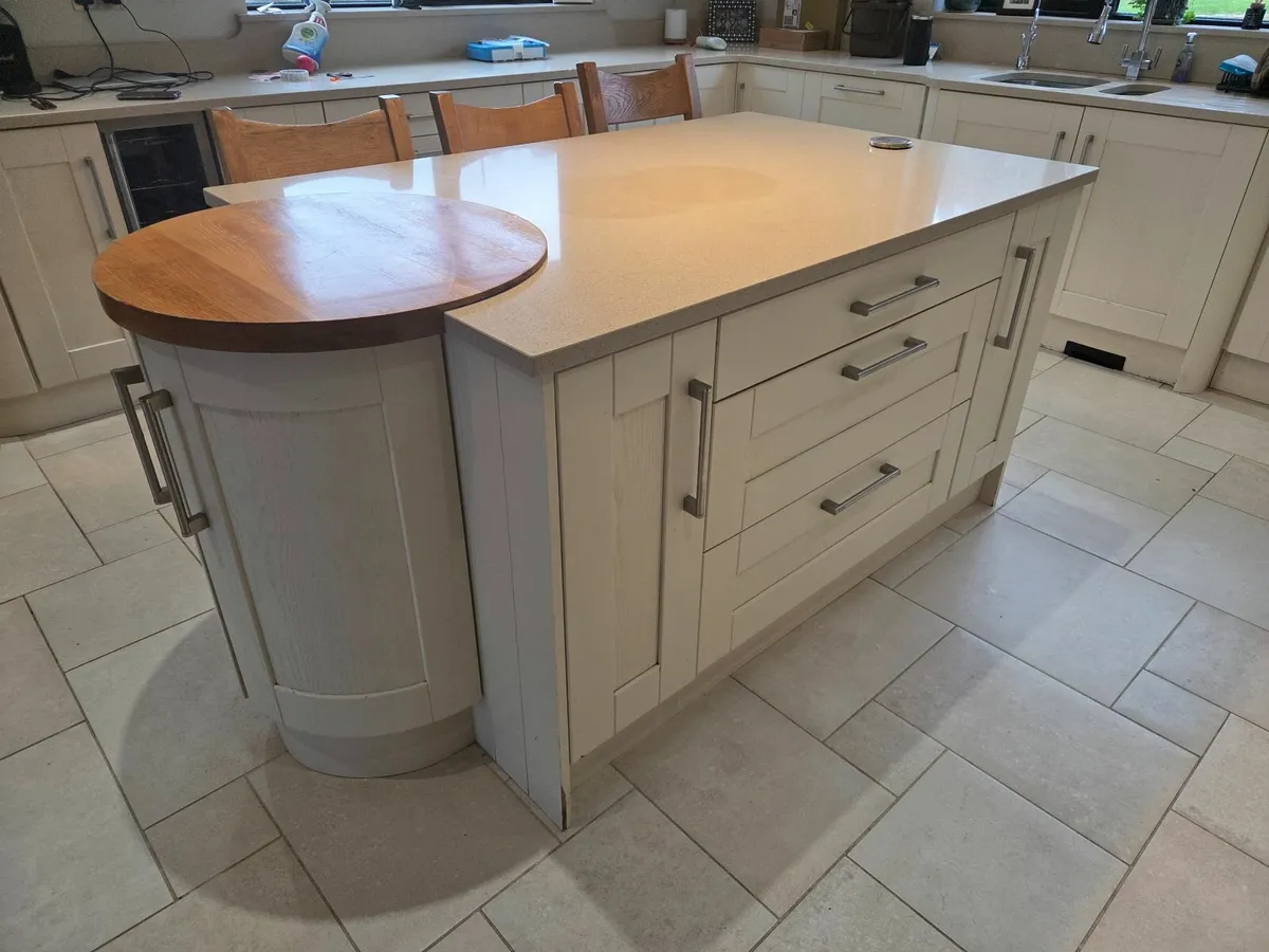 Kitchen island - Image 1
