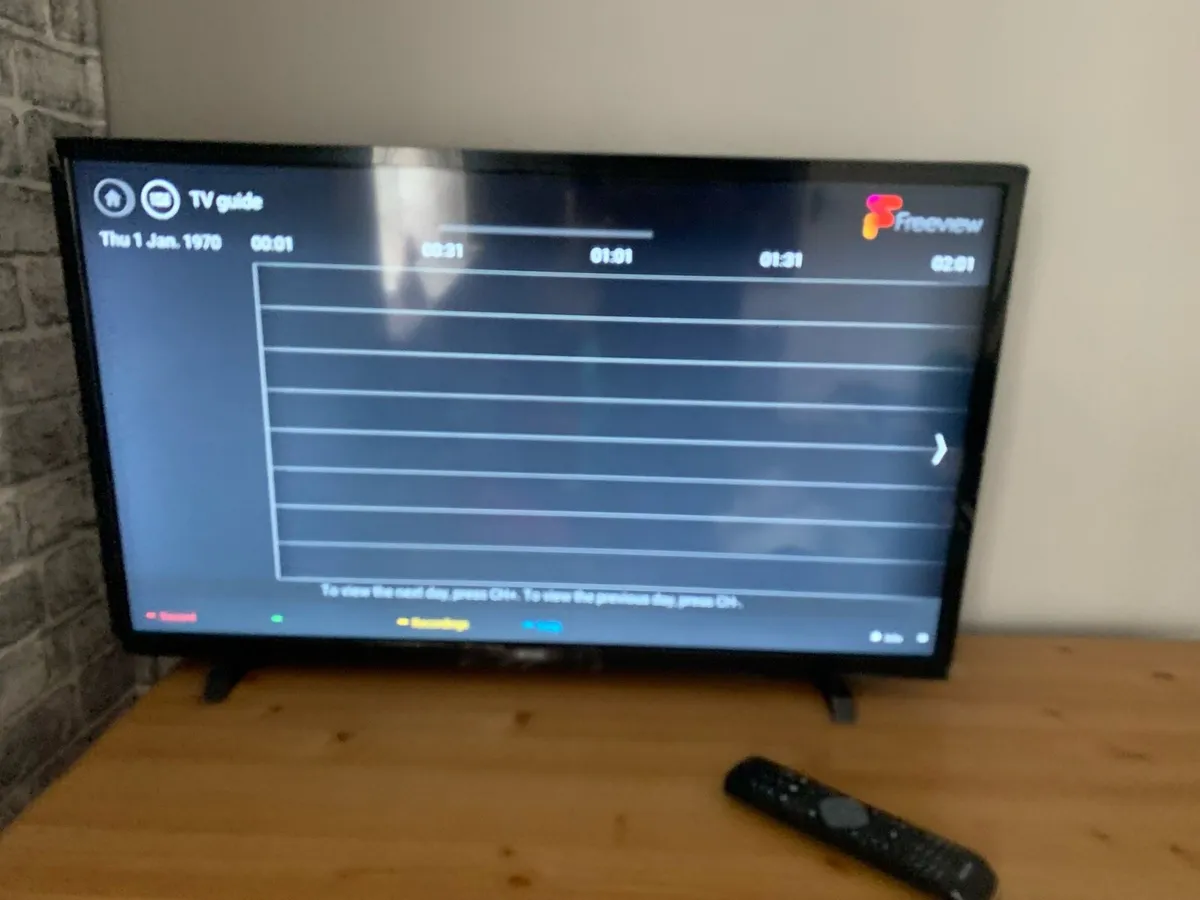 32” Phillips Smart TV like new - Image 2