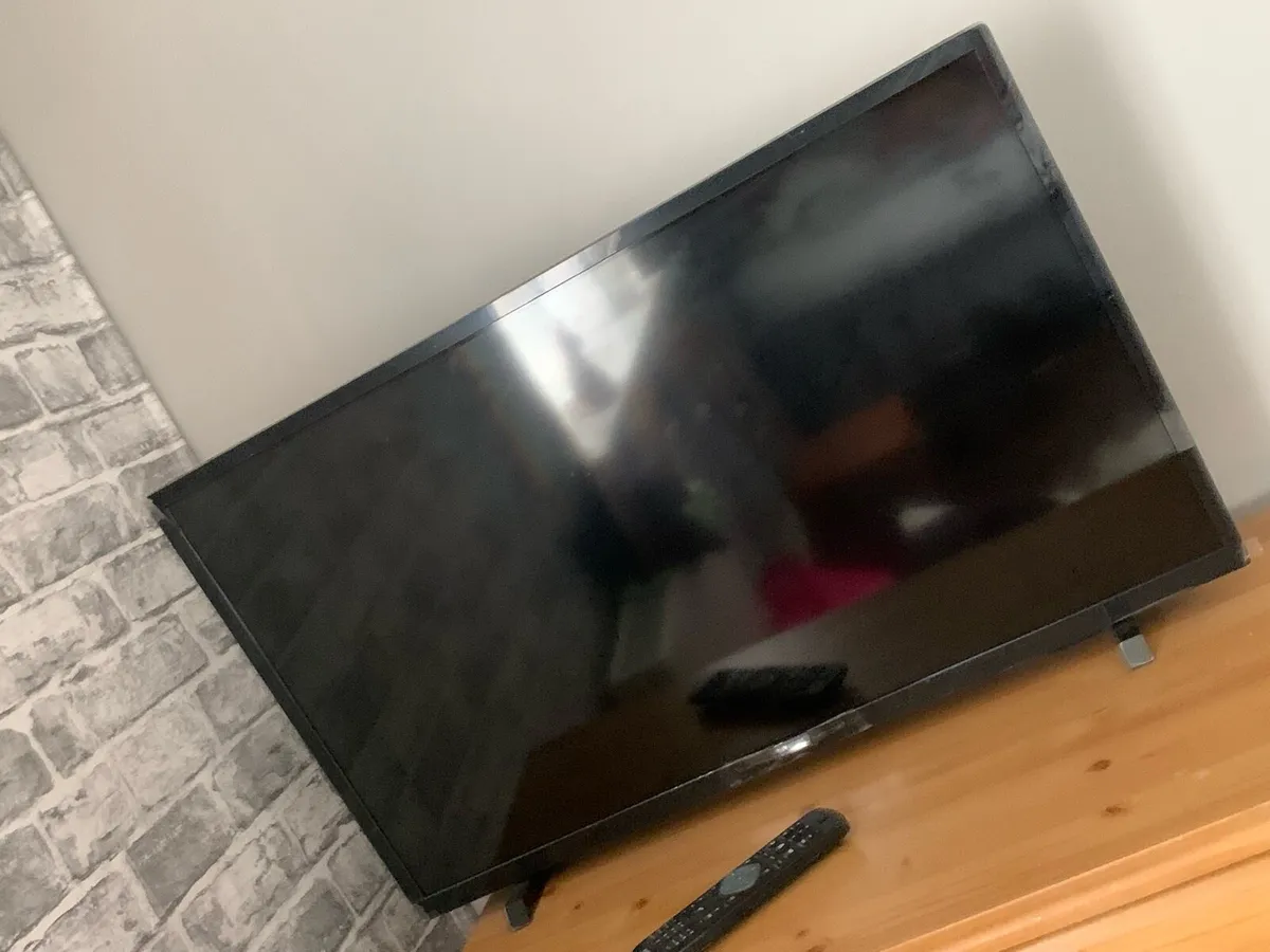 32” Phillips Smart TV like new - Image 4