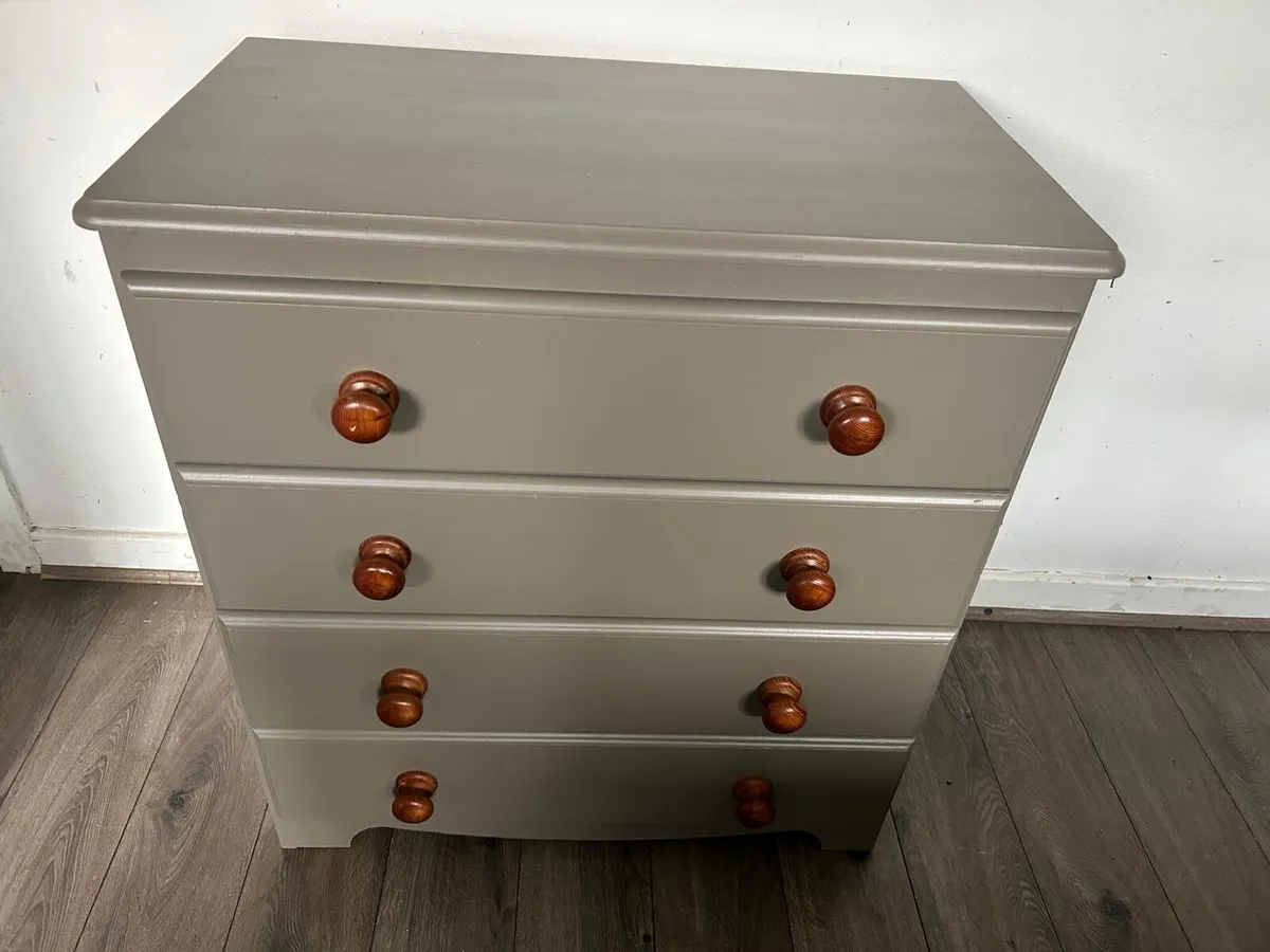 Chest of drawers
