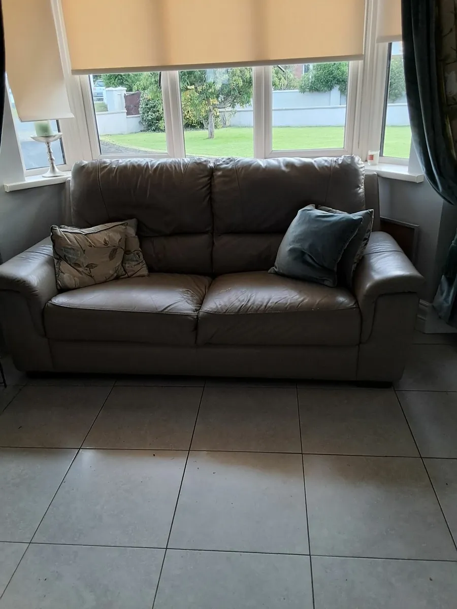 2no 3 seater leather sofas - Image 3