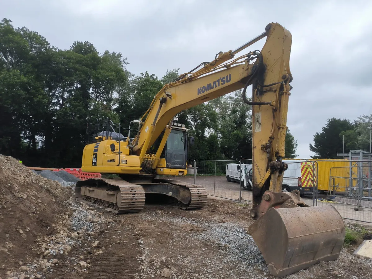 Komatsu PC210 LC Digger - Image 2
