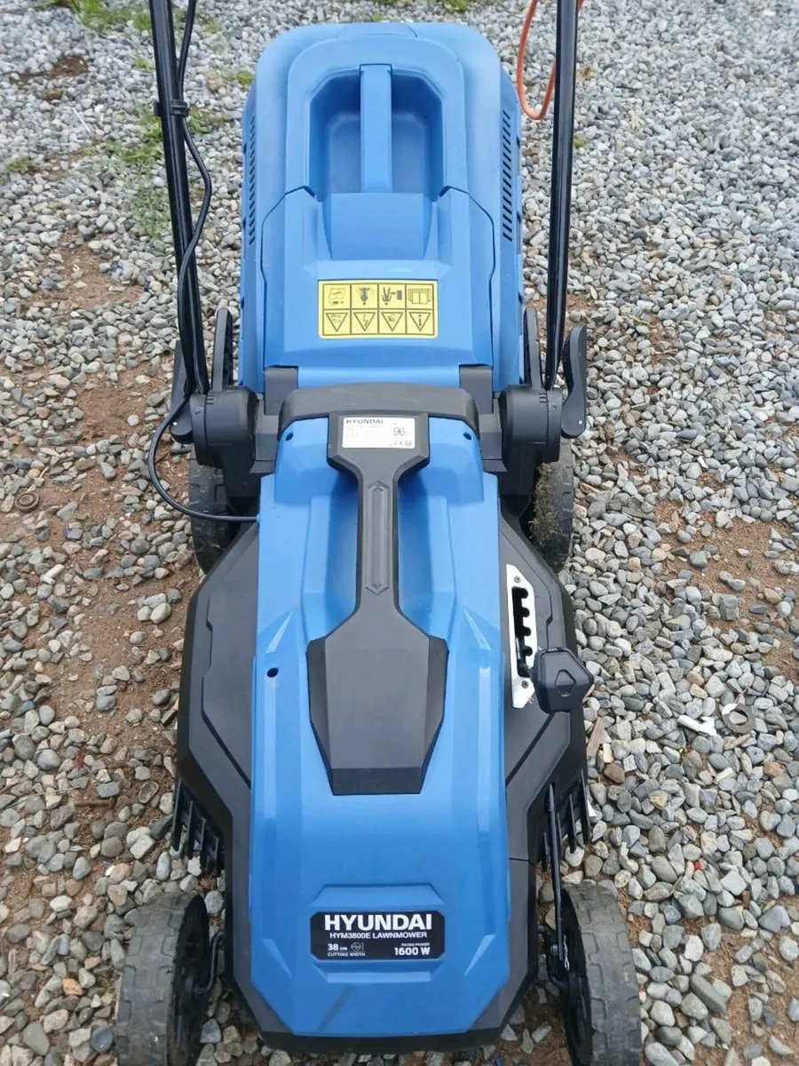Hyundai lawnmor 1600w like new working perfect - Image 1