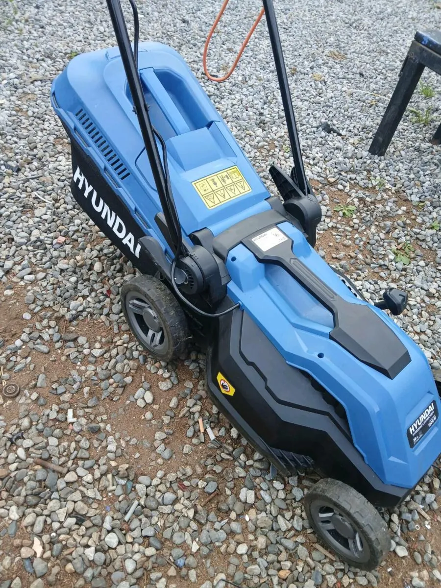 Hyundai lawnmor 1600w like new working perfect - Image 2