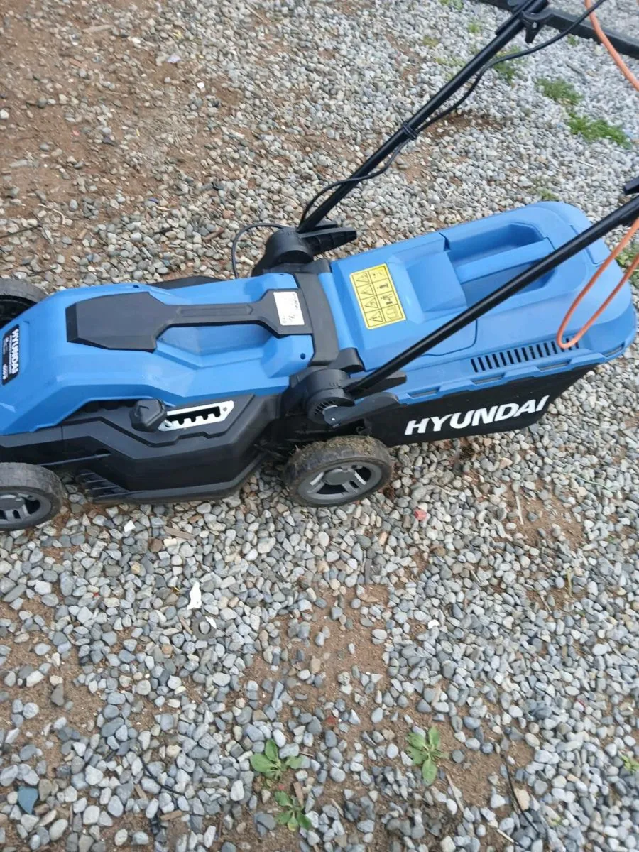 Hyundai lawnmor 1600w like new working perfect - Image 3