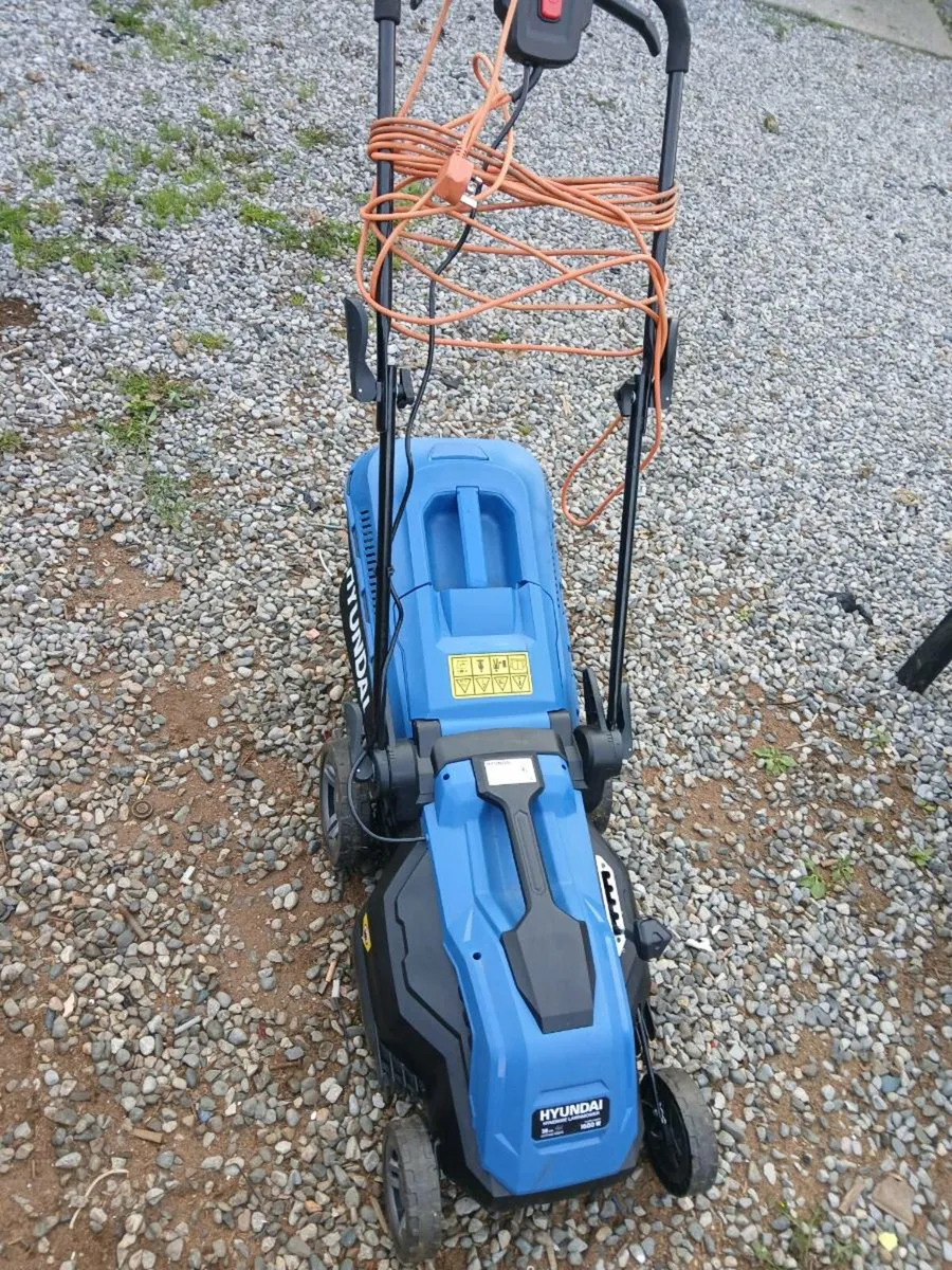 Hyundai lawnmor 1600w like new working perfect - Image 4