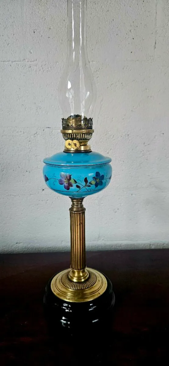 ANTIQUE VICTORIAN OIL LAMP - Image 1