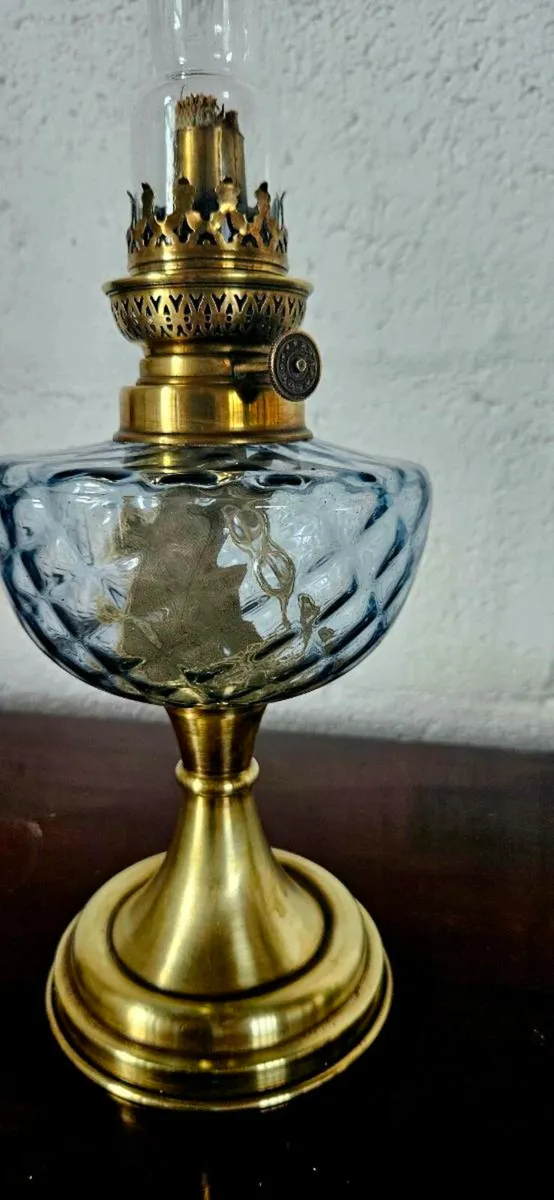 ANTIQUE OIL LAMP - Image 2
