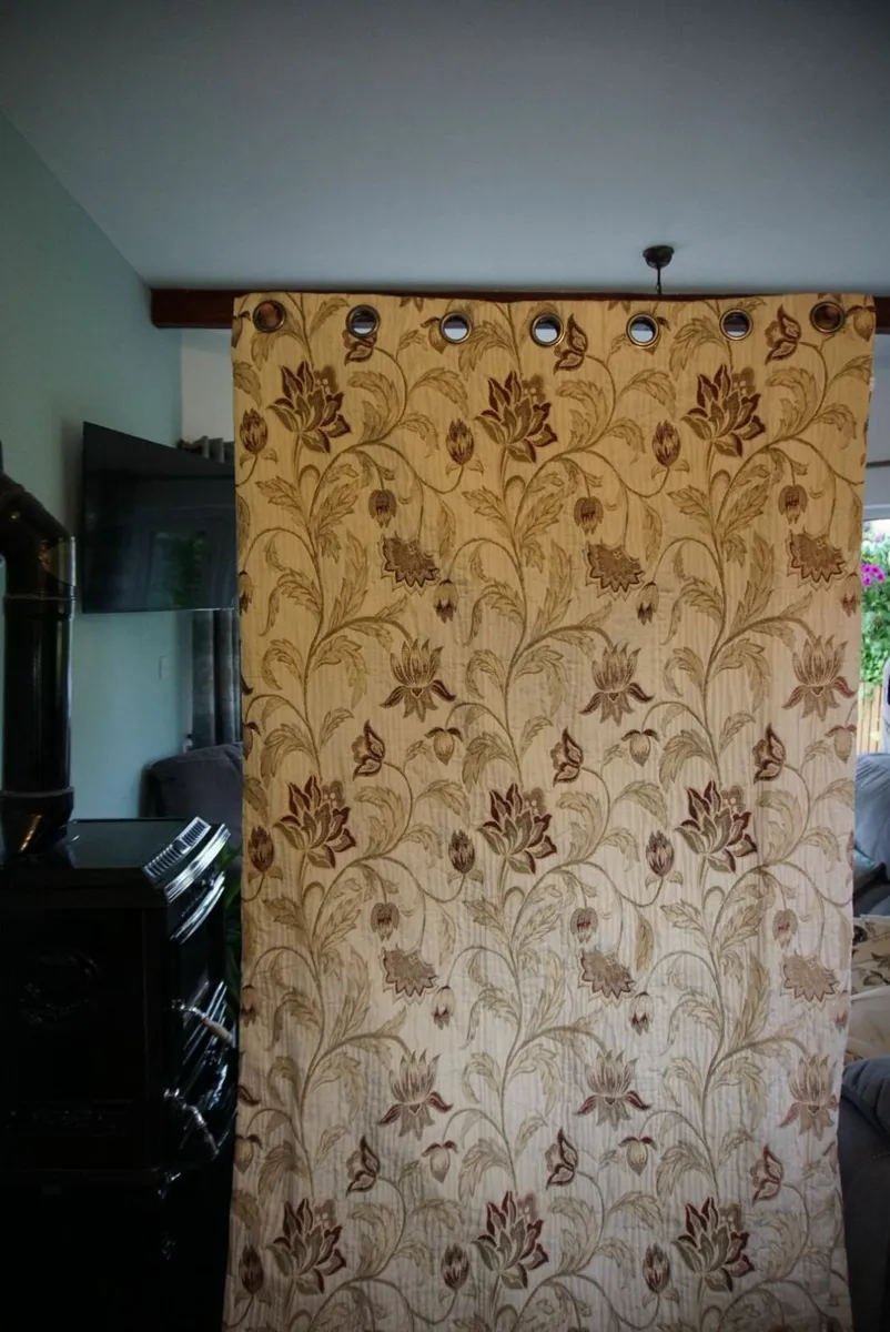 Curtains - Image 2
